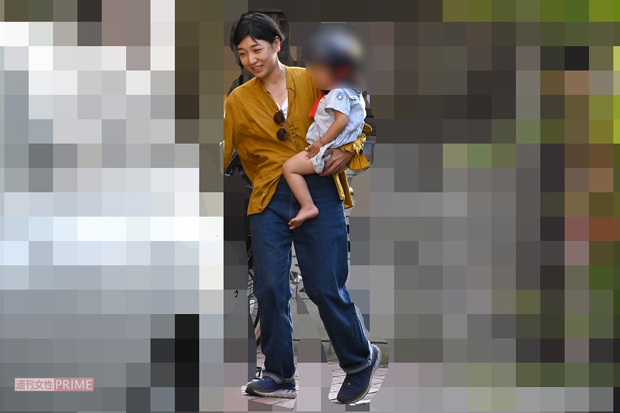一人娘を抱いて帰宅する安藤サクラ