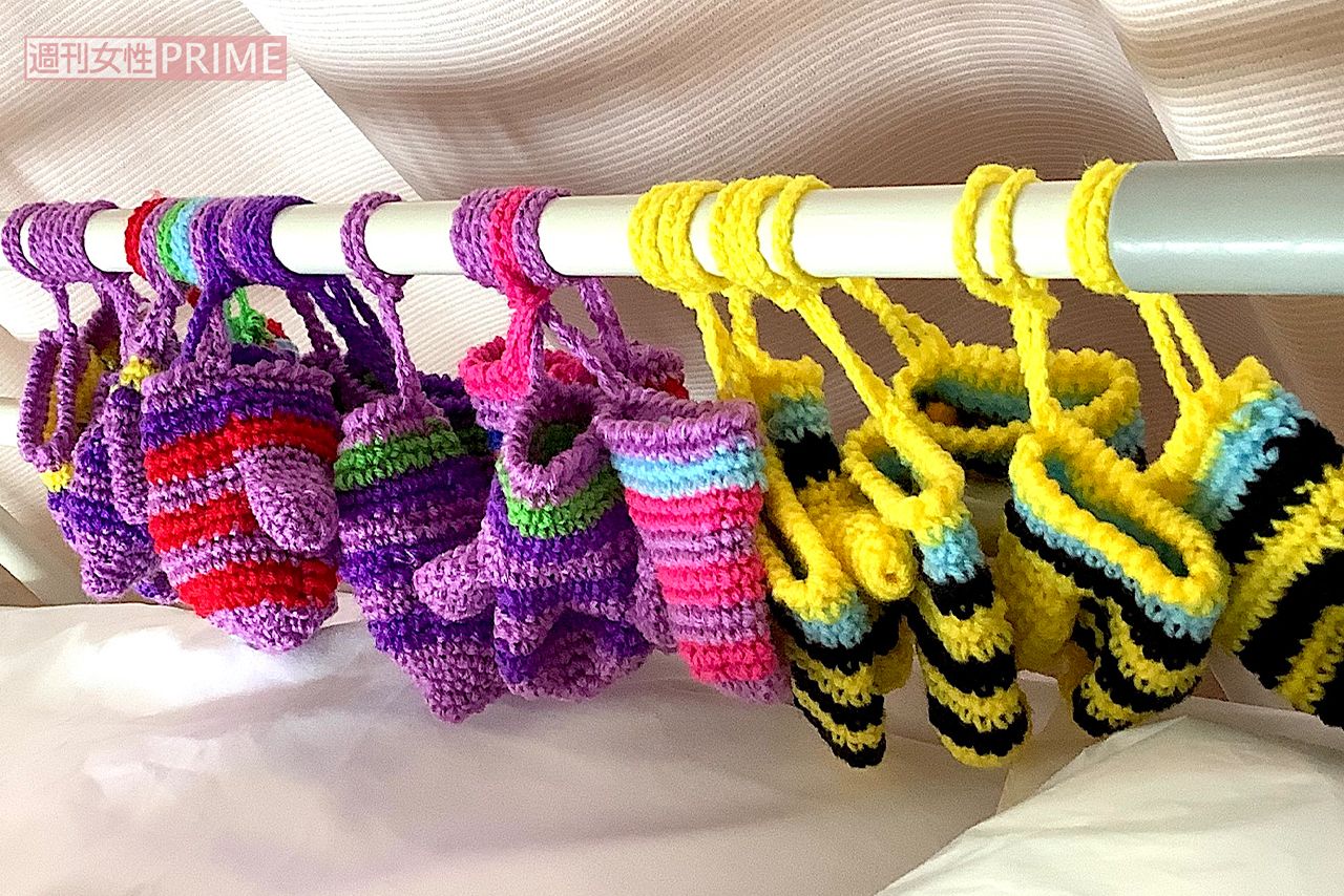 編み物は花子さんの趣味。手のリハビリを兼ねて「ハッピーエンド」と名づけたミニ手袋を制作　写真／宮川花子X（生駒のえりざべーと@fukkatuERZABEAT）より