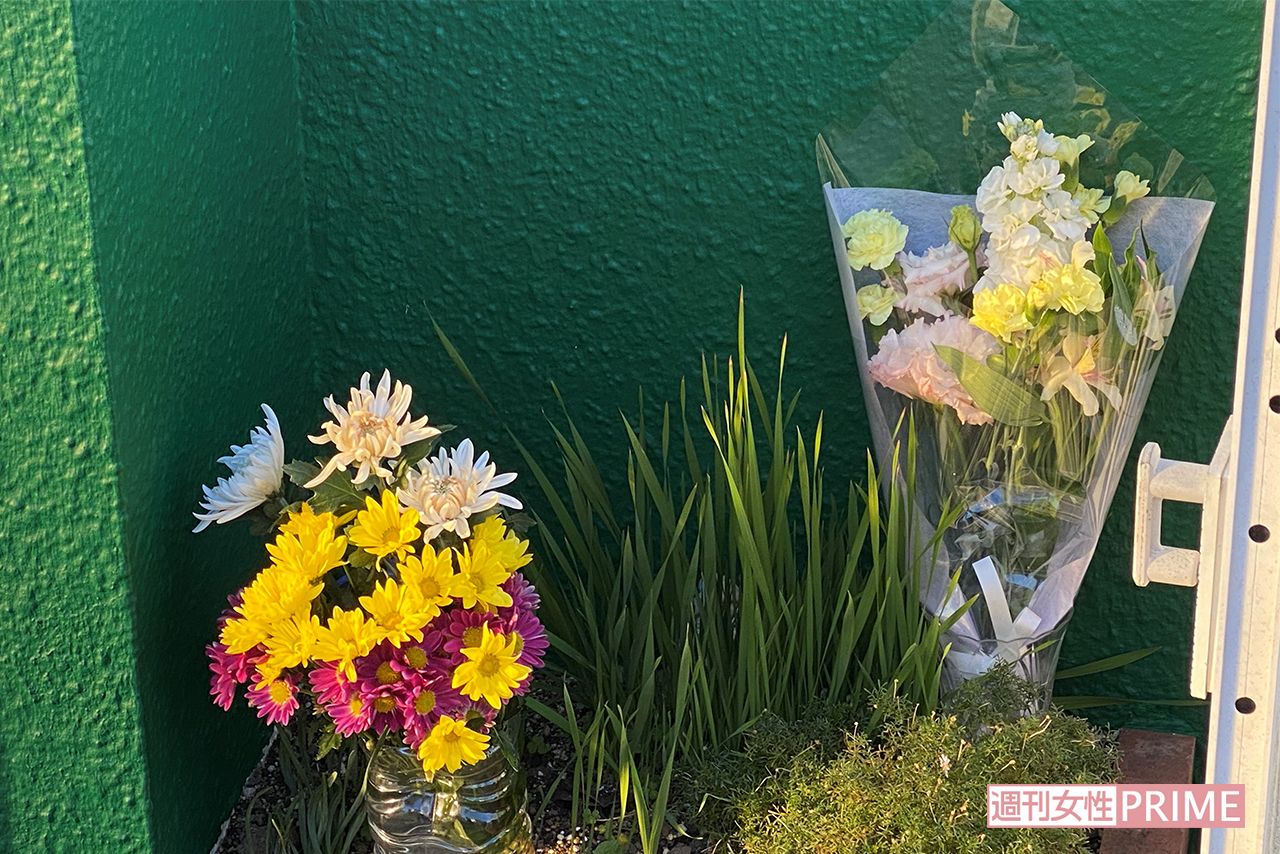 自宅前には供花があった