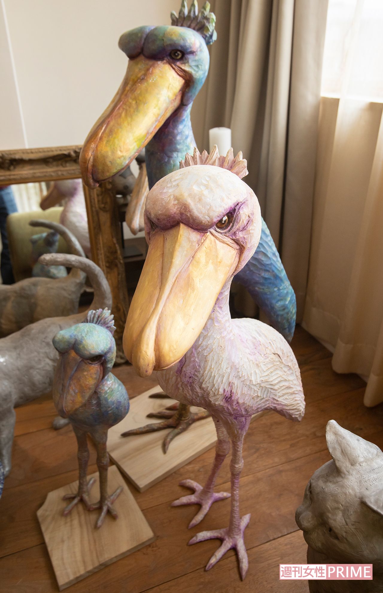 仕事の空き時間があると、趣味の彫刻でじっくりと作品づくりをする。ユニークなハシビロコウがお気に入りのモチーフ