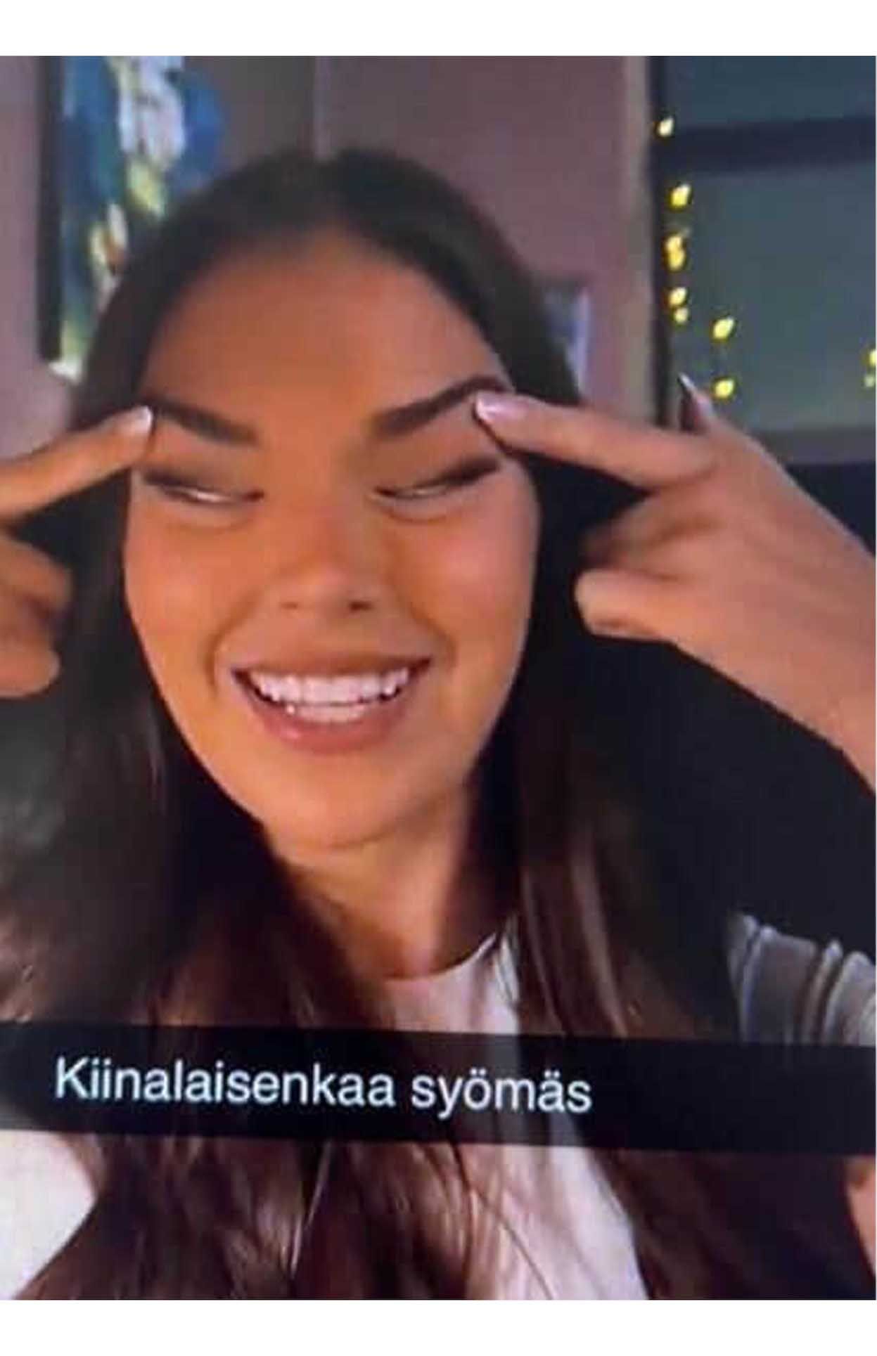 拡散された、ミス・フィンランドに選ばれた女性によるアジア人を揶揄する差別的ジェスチャー（Xより）