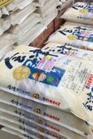 福島県内のスーパーには検査ずみのステッカーが貼られた米が並ぶ