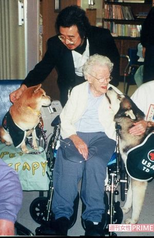 セラピードッグを導入するアメリカの高齢者施設にたびたび足を運んだ
