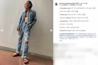 全身デニムでアクセサリーを身に着け、上半身を露わにした写真をアップした片岡鶴太郎（本人のインスタグラムより）