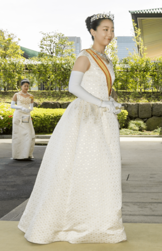 ティアラをつけ、ローブデコルテ姿で即位後朝見の儀に臨む佳子さま（2019年5月1日）