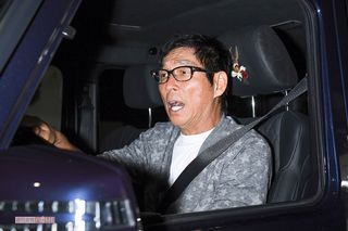 20年6月、直撃取材を受ける明石家さんま