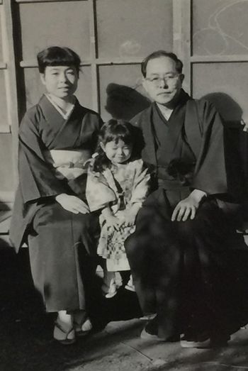 着物もたしなむ京子さん。夫、娘と七五三の記念撮影