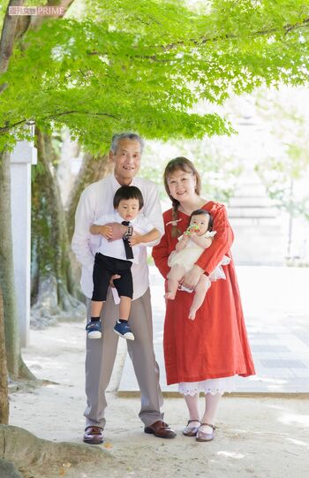 3人の子ども、5人の孫がいるpokkomaさん夫婦。「夫は5年前に急性心不全で倒れて仕事を辞めましたが、今は定期的に通院しながらも元気に働いています」　写真提供／pokkomaさん
