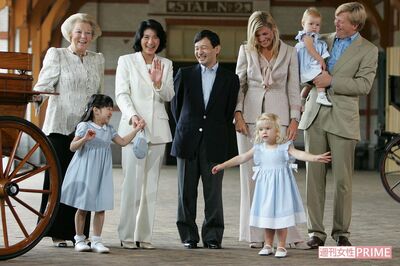 '06年8月、雅子さまのご静養のためオランダに行かれたご一家。アレキサンダー皇太子一家とご一緒に記念撮影に応じられた