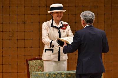 5月22日、皇后として初めての全国赤十字大会で功績のあった代表者を笑顔で称えられた