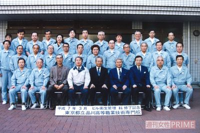 職業訓練校時代の新津さん（最後列のいちばん左）。20歳も年の離れた生徒たちに交じって清掃技術を学んだ