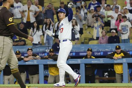 2025年6月20日、四球を受けるも、ベンチから飛び出そうとするチームメイトを制した大谷翔平／共同通信