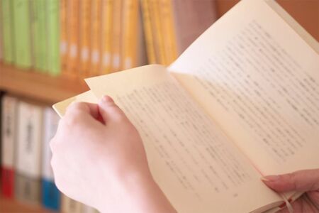 本などを読む際は適切な明るさを確保して　※写真はイメージです