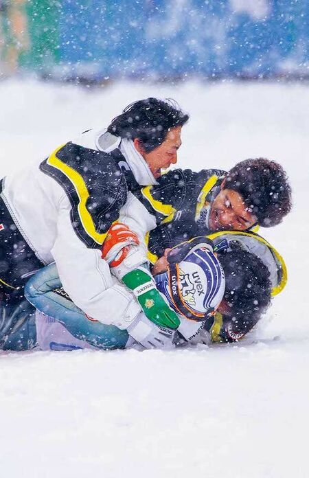 雪の上で抱き合う男たち。「フナキ～」と祈るような原田の応援も忘れられない　写真/アフロ