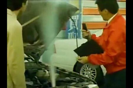 過去に放送されていたビッグモーターのCM。従業員が顧客の車の部品を手でもぎ取ると、その部分から激しい煙が（ツイッターより）