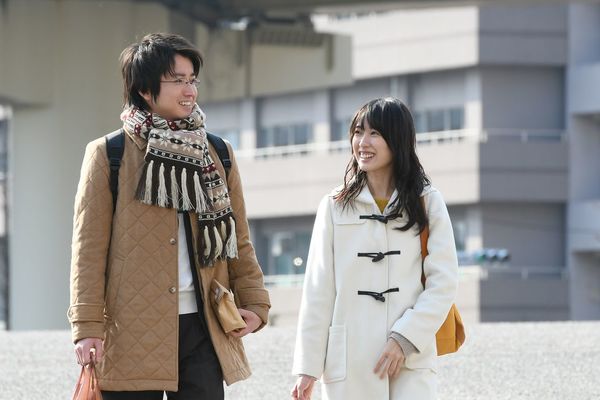 “人殺し”の告発文がきっかけで、やっとできた恋人・美穂子との間も不穏に　(c)TBS