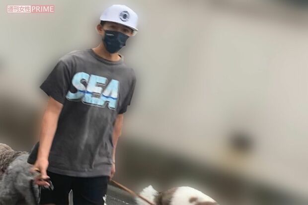 愛犬を散歩させる、若々しいファッションの木村拓哉（2021年8月）