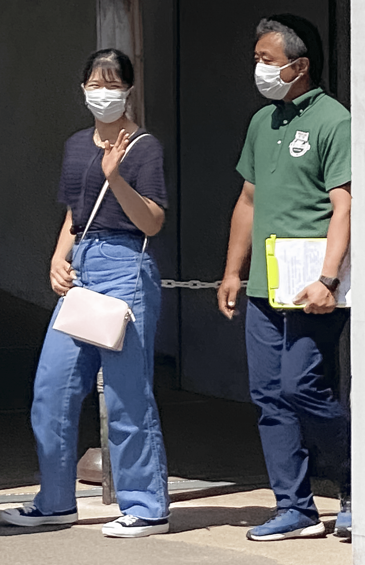 '23年8月　那須御用邸でご静養中のお出かけ。「ストレートデニムがお似合いです。トップスはTシャツではなく、ネイビーのジャカードニットを選ばれているので、大人のきちんと感もあります」（日置さん）