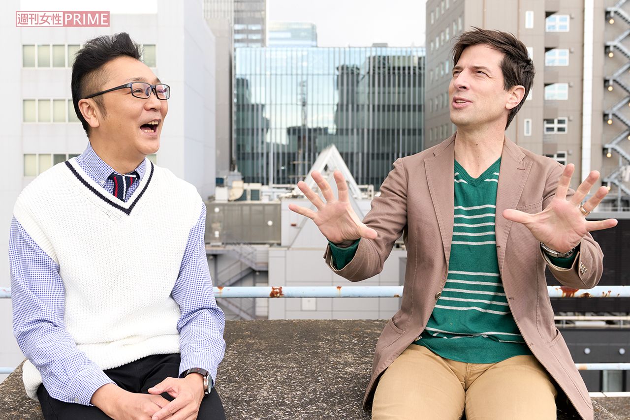 楽しそうに語り合うパックンマックン　撮影／伊藤和幸