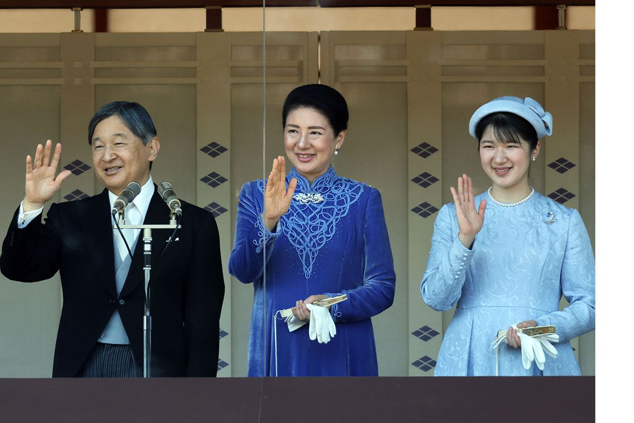 2025年の天皇誕生日の一般参賀。陛下のシルバーのタイに合わせ雅子さまと愛子さまの胸元には銀色のブローチ