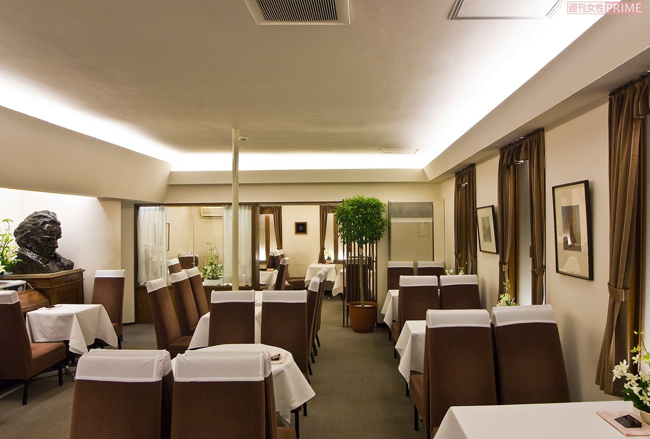 1950年ごろの銀座ウエスト店内。ピアノを模した特製の蓄音機が数々の名曲を流した