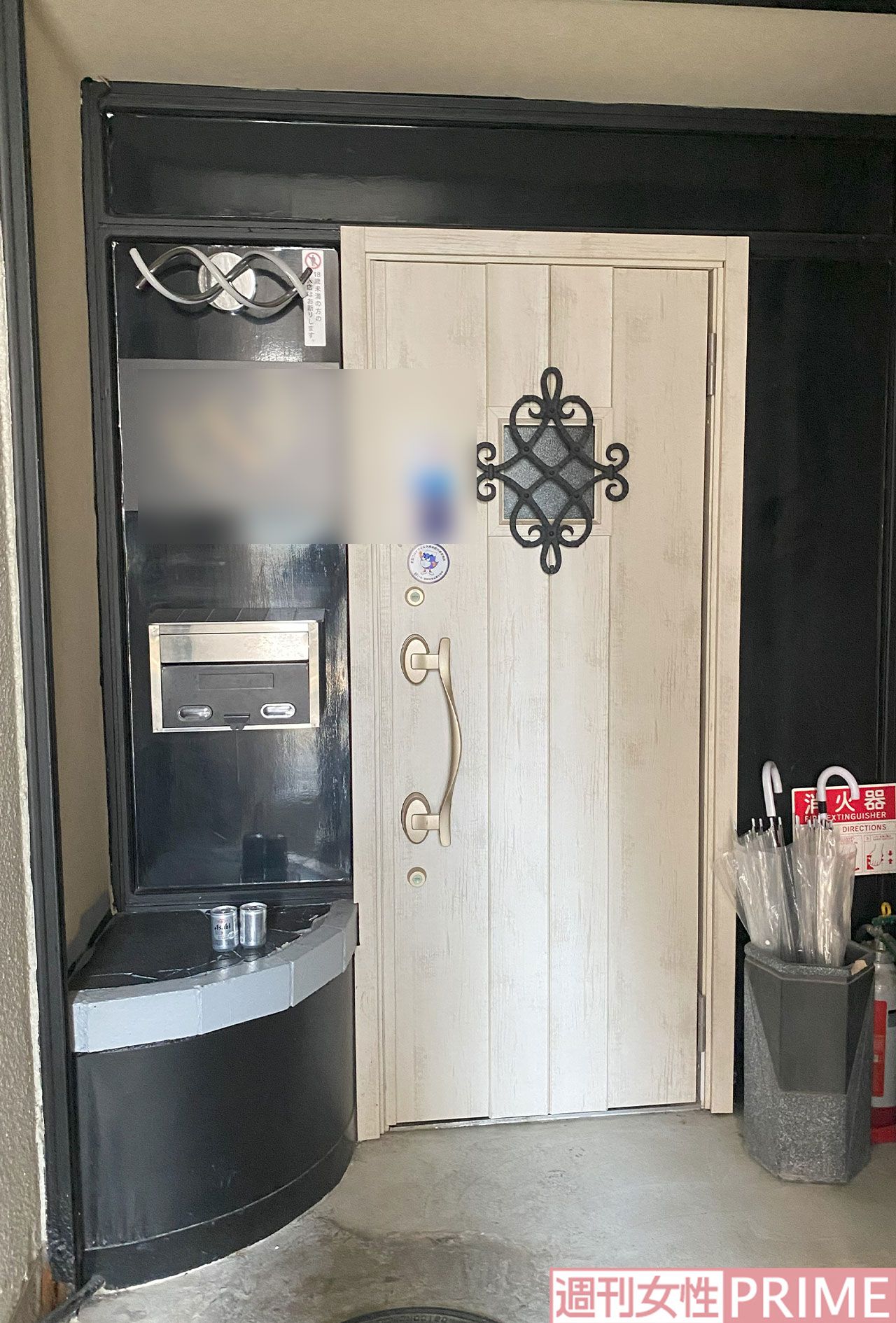 《浜松》事件直後に2本の缶ビールが供えられていたガールズバーの入り口