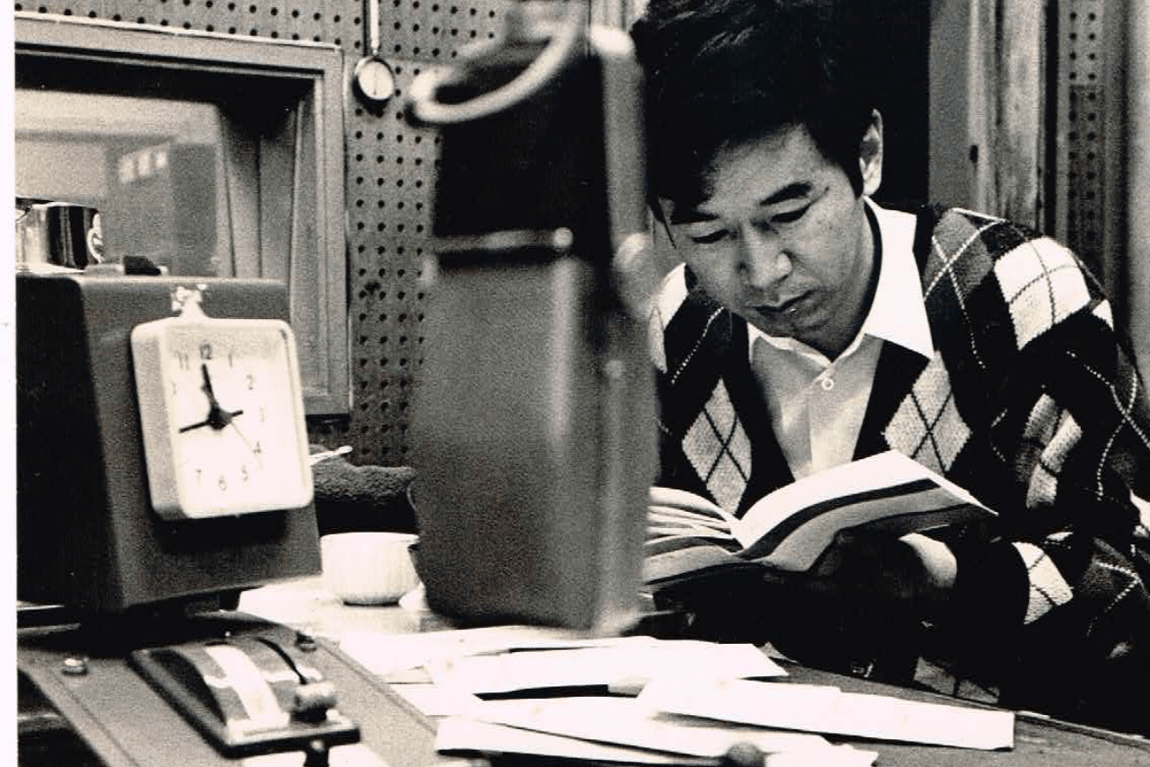 1970～'72年ごろ、『セイ！ヤング』（文化放送）のスタジオの様子。同年代の番組ディレクターとも気が合ったという。早稲田大学理工学部の助教授を務めており、大学の授業が終わったあとにスタジオに駆けつけていた