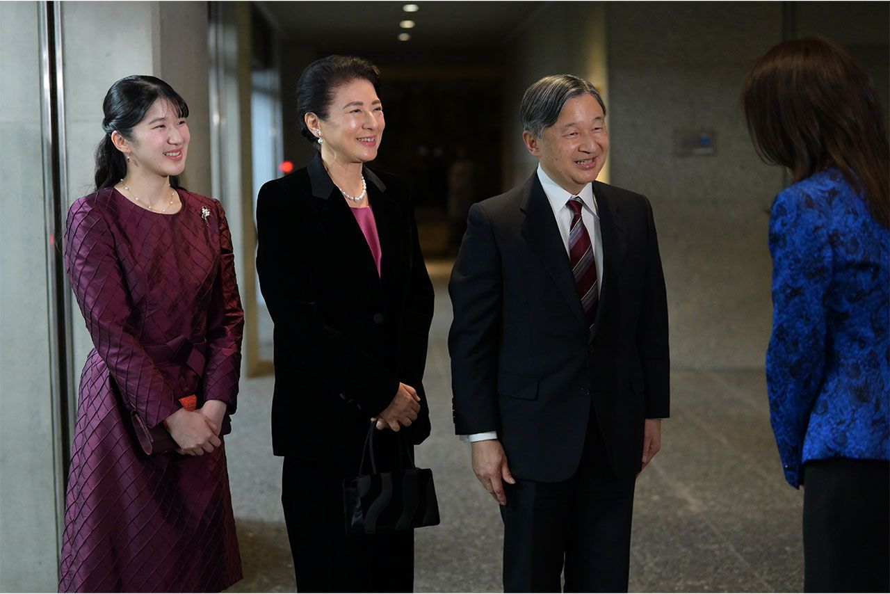 『くるみ割り人形』を鑑賞されたご一家。お三方とも赤を取り入れられたクリスマスリンクコーデ