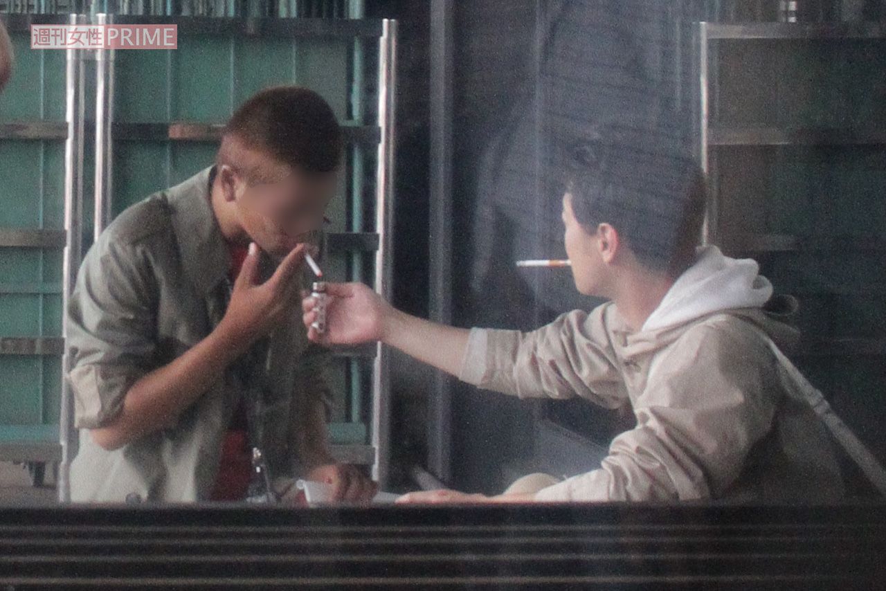 2012年、映画『ATARU』ロケの休憩中にスタッフのタバコに火をつける中居正広