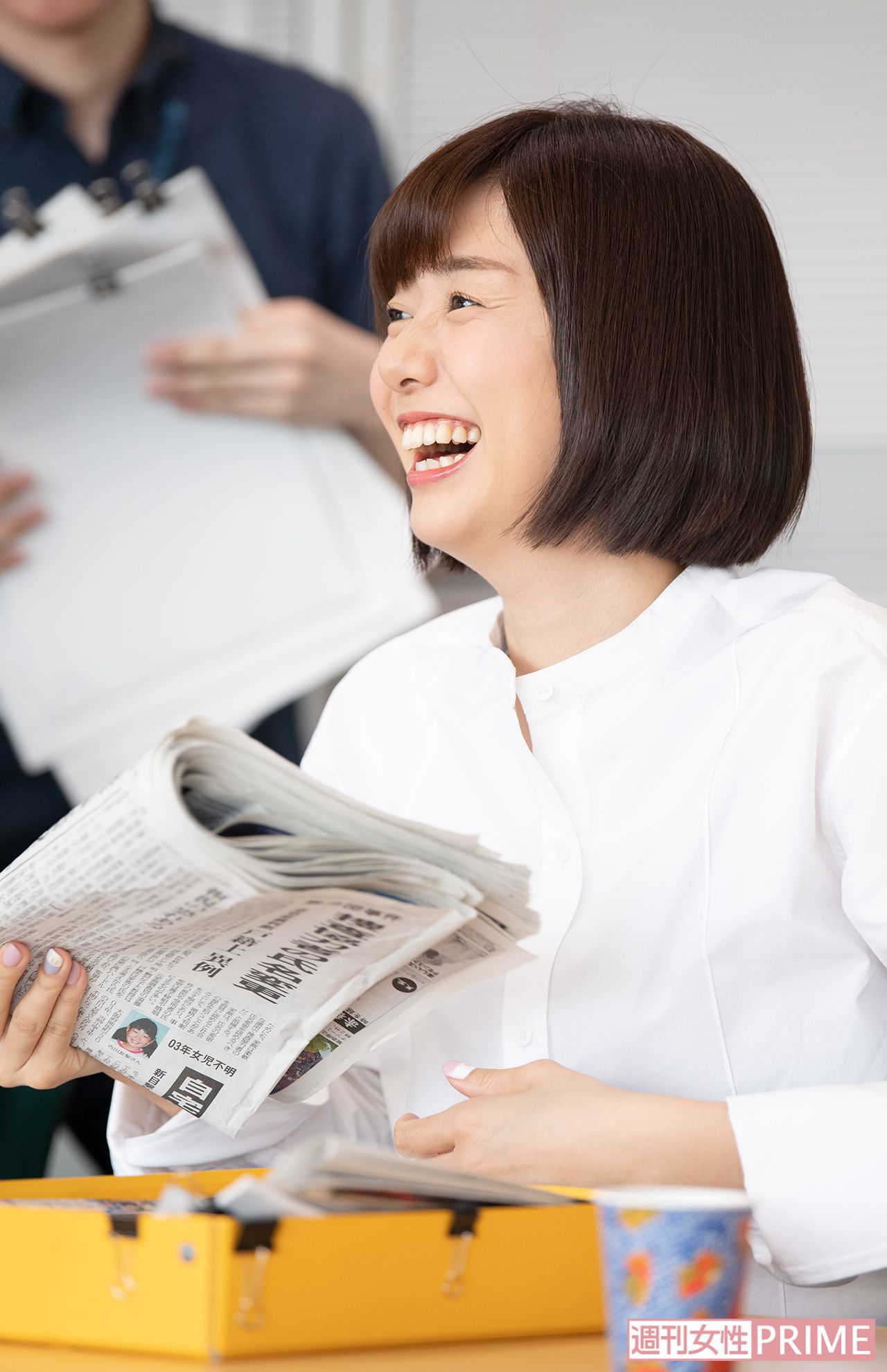 【2】7：00−7：50  （MC打ち合わせ）  冗談も飛び交うが頭のなかは……  担当コーナーの打ち合わせの後は、メインMCの小倉智昭さんや伊藤利尋アナウンサー、その日のコメンテーターとの会議を。一見、リラックスモードだが、実は自分のコーナーのことで頭がイッパイだそう　撮影／渡邉智裕　