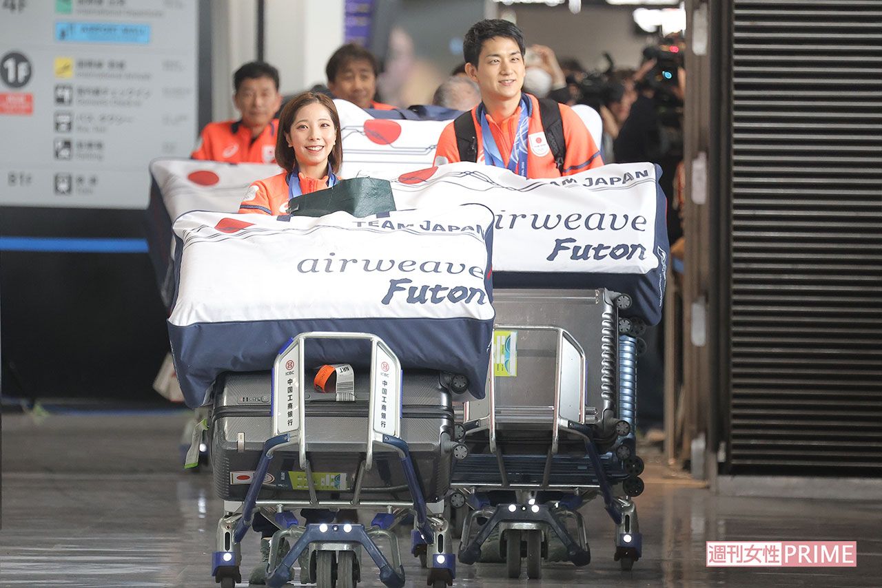 ミラノ・コルティナ五輪から帰国した“りくりゅう”の荷物にも『エアウィーヴ』が