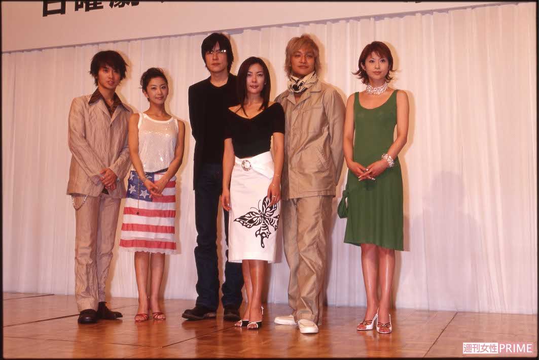 2001年、TBS日曜劇場『LoveStory』制作発表での加藤晴彦（左）