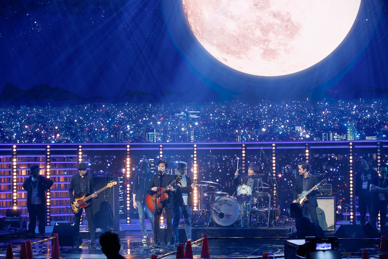 紅白の本番では、『今宵の月のように』を熱唱した