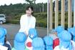 静岡県御殿場市で出迎えられた地元の保育園児に「きれい」と褒められる場面も(7月24日)
