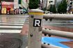 東京・新宿の街中には至る所に「R」マークのシールが貼られた