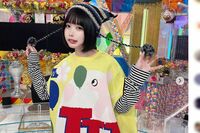 Z世代のカリスマ・あの「声やしゃべり方は全然違う」地元ではマジメで彼氏ナシ、クラスで最後列の“陰キャ…