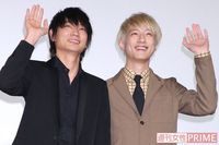 綾野剛、主演映画の舞台挨拶で坂口健太郎と奇跡のツーショット