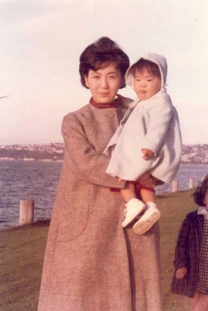 1歳ごろ、海外滞在時。一緒に写っているのはお母さん