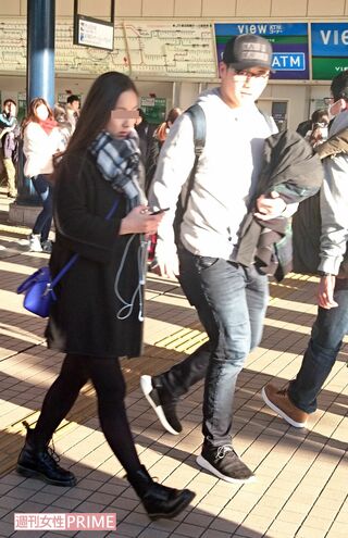 2017年12月、朝8時過ぎに舞浜駅で女性と合流、デートへ。シンプルながらブランドファッションで決めた日ハム・清宮