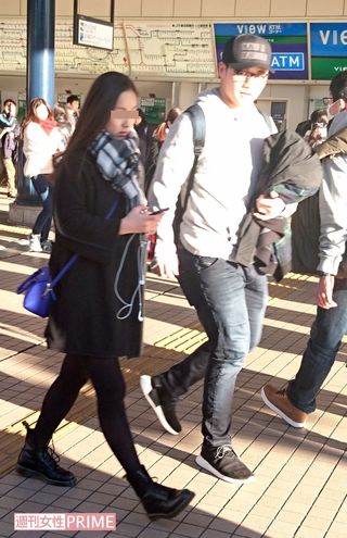 2017年12月、朝8時過ぎに舞浜駅で女性と合流、デートへ。シンプルながらブランドファッションで決めた