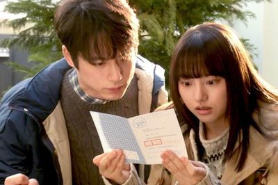 気象予報士試験に合格した百音と一緒に喜ぶ菅波（NHK公式インスタグラムより）