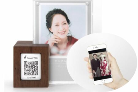 自宅に置ける小さなお墓。二次元コードを読み取ると、故人の写真や動画が再生されるスマートシニア株式会社のサービス。（PRTIMESより）