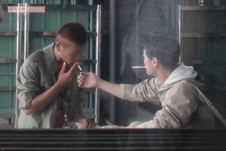 2012年、映画『ATARU』ロケの休憩中にスタッフのタバコに火をつける中居正広