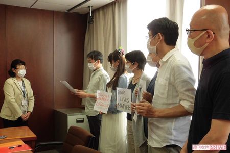 一般社団法人『つくろい東京ファンド』の稲葉剛さんや小林美穂子さん、谷川先生らとともに、利用者への謝罪と再発防止策などを訴える抗議文を新宿区役所に提出（筆者撮影）