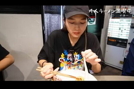 1人でラーメンをすする姿は完全にオフモード（川口春奈公式YouTubeより）