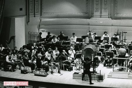 カーネギーホールでの本番とリハーサル風景。このときに初めて太鼓を聴いた楽団員が大変嫌がり、耳をふさいでいる模様が写っている（写真：市川幸雄）