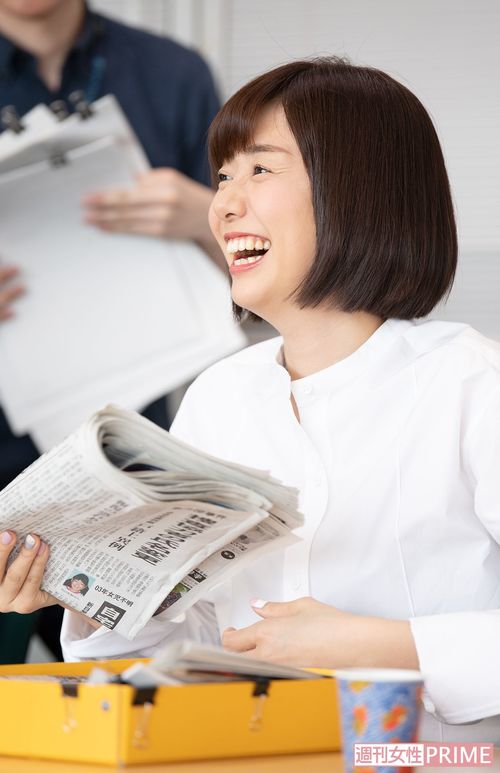 【2】7：00−7：50（MC打ち合わせ）冗談も飛び交うが頭のなかは……担当コーナーの打ち合わせの後は、メインMCの小倉智昭さんや伊藤利尋アナウンサー、その日のコメンテーターとの会議を。一見、リラックスモードだが、実は自分のコーナーのことで頭がイッパイだそう　撮影／渡邉智裕　