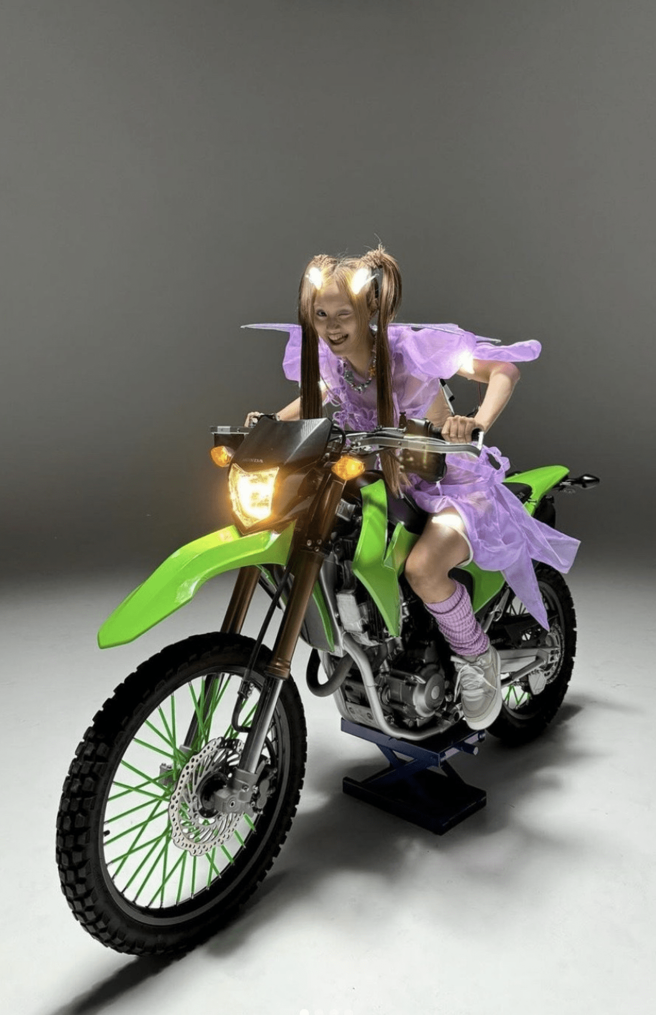 「ネオフェアリーセーラームーン」と投稿した忽那汐里の近影（公式インスタグラムより）