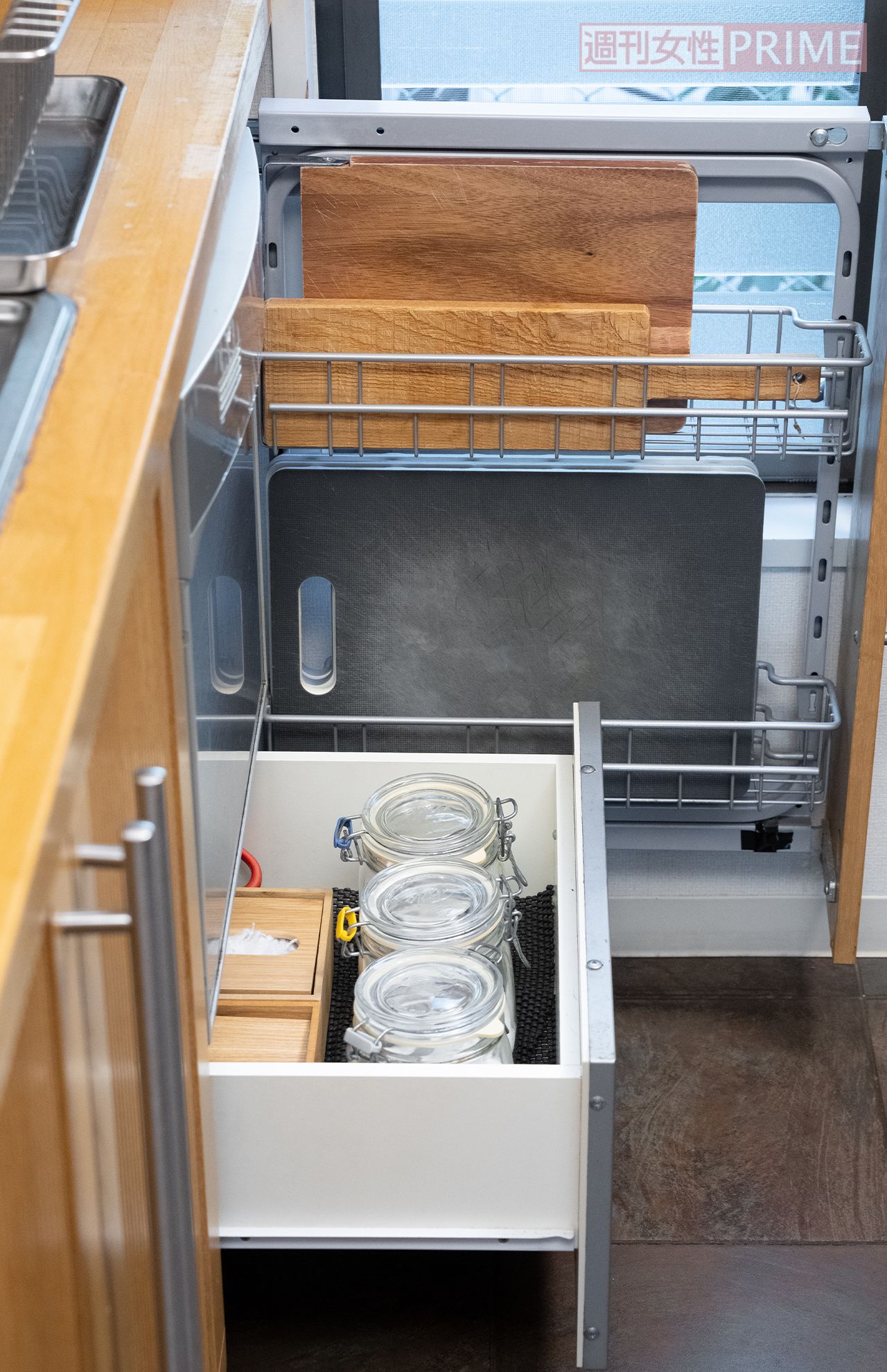 重曹、セスキ、クエン酸など、掃除に使うアイテムや生ゴミ用ネットなどはシンク下の引き出しに。奥の引き出しはまな板がシンデレラフィット　撮影／伊藤和幸