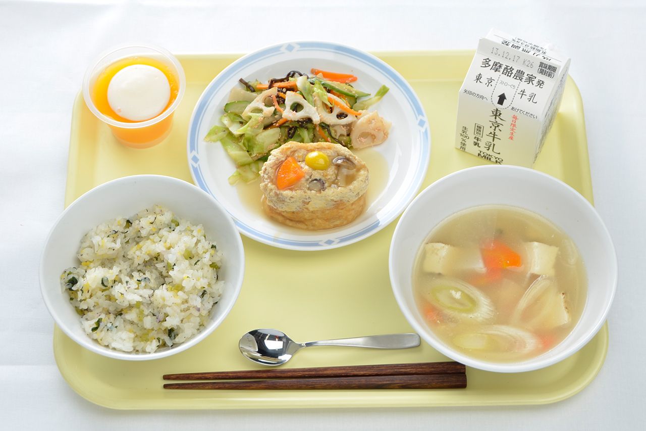 【2013年優勝】のらぼうめし、牛乳、江戸前つくねの宝袋、伝統つくだにあえ、すり流し小鍋立て汁、はちみつにんじんゼリー　写真提供／全国学校給食甲子園(R)